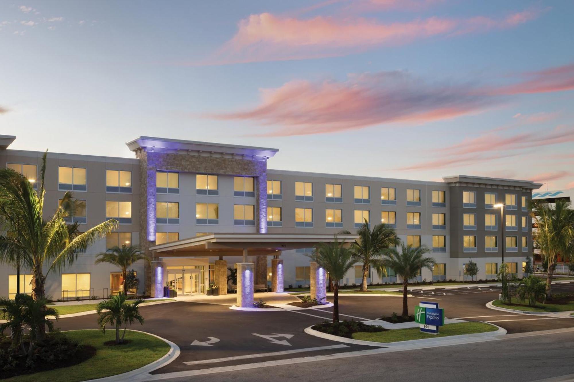 Holiday Inn Express Cape Canaveral By Ihg المظهر الخارجي الصورة